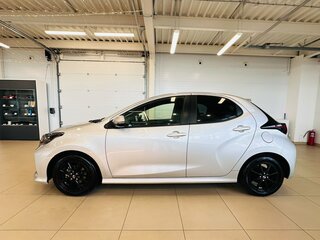 2021 Toyota Yaris IV, серый, 1179000 рублей, вид 3