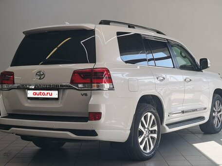 2017 Toyota Land Cruiser 200 Series Рестайлинг 2, белый, 6590000 рублей, вид 5