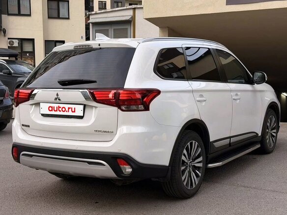 2019 Mitsubishi Outlander III Рестайлинг 3, белый, 1700000 рублей - вид 2