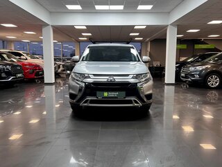 2018 Mitsubishi Outlander III Рестайлинг 3, серебристый, 2200000 рублей, вид 3