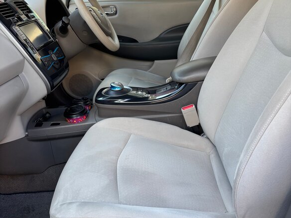 2012 Nissan Leaf (EM57) I (ZE0/AZE0), серебристый, 500000 рублей - вид 5