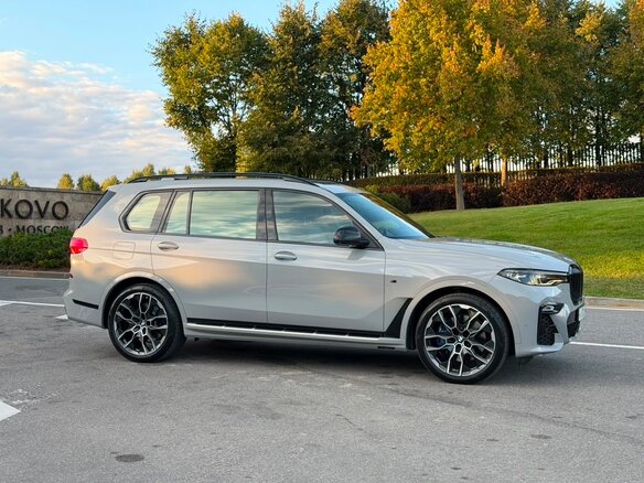 2022 BMW X7 40i I (G07), белый, 9099000 рублей - вид 2