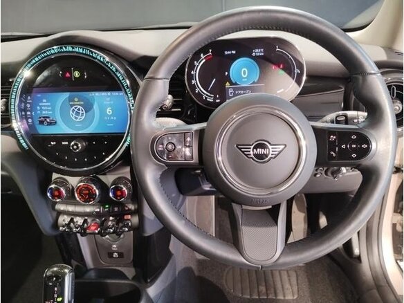 2023 Mini Hatch Cooper III (F55/F56) Рестайлинг 2, бежевый - вид 10