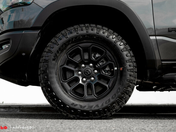 2025 Ram 1500 Crew Cab V Рестайлинг, чёрный - вид 27