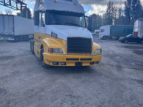 1999 Volvo VNL, белый, 800000 рублей, вид 1