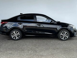 2021 Kia Rio IV Рестайлинг, чёрный, 1560000 рублей, вид 4