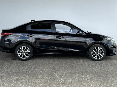2021 Kia Rio IV Рестайлинг, чёрный, 1560000 рублей, вид 4