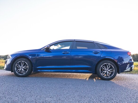 2020 Kia K5 III, синий, 2250000 рублей - вид 6