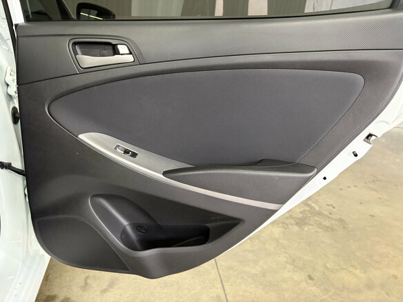 2015 Hyundai Solaris I Рестайлинг, белый, 1047000 рублей - вид 17