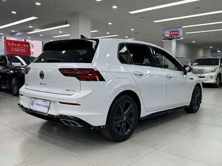 2023 Volkswagen Golf VIII, белый, 1915000 рублей, вид 3