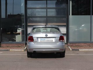 2017 Volkswagen Polo V Рестайлинг, серебристый, 949000 рублей, вид 4