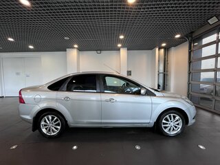 2011 Ford Focus II Рестайлинг, серебристый, 400000 рублей, вид 2