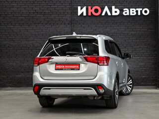 2019 Mitsubishi Outlander III Рестайлинг 3, серебристый, 2090000 рублей, вид 4