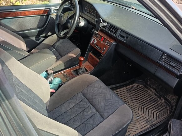 1994 Mercedes-Benz E-Класс 200 I (W124), чёрный, 140000 рублей - вид 4
