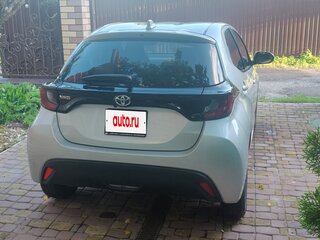2021 Toyota Yaris IV, серебристый, 1420000 рублей, вид 4