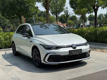 2023 Volkswagen Golf VIII, белый, 1810000 рублей, вид 3