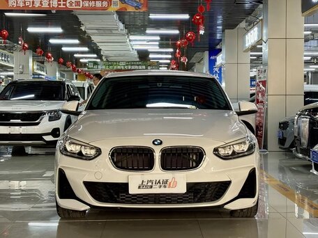 2022 BMW 1 серии 120i III (F52) Рестайлинг, белый, 2135000 рублей, вид 2