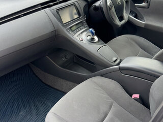 2011 Toyota Prius III Рестайлинг (XW30), белый, 900000 рублей, вид 4