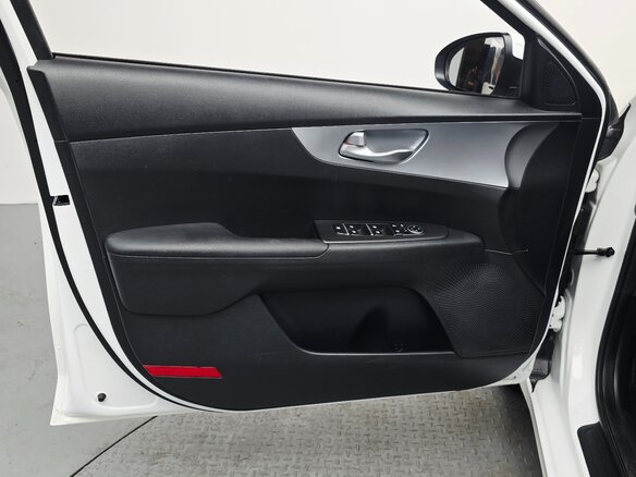 2022 Kia K3 II Рестайлинг, белый, 1720000 рублей - вид 10