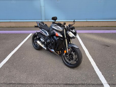 2025 Triumph Street Triple, серый, 1390000 рублей, вид 3