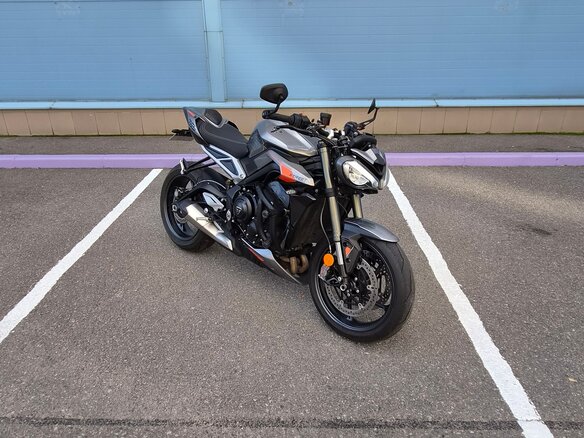 2025 Triumph Street Triple, серый, 1390000 рублей - вид 2