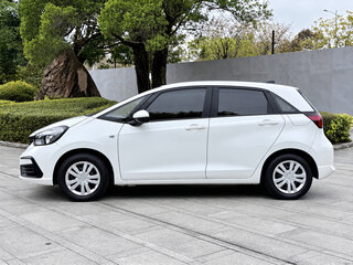 2023 Honda Fit IV Рестайлинг, белый, 1376000 рублей, вид 3