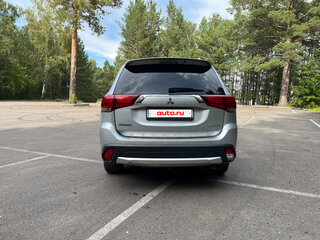 2015 Mitsubishi Outlander III Рестайлинг 2, серебристый, 2150000 рублей, вид 5