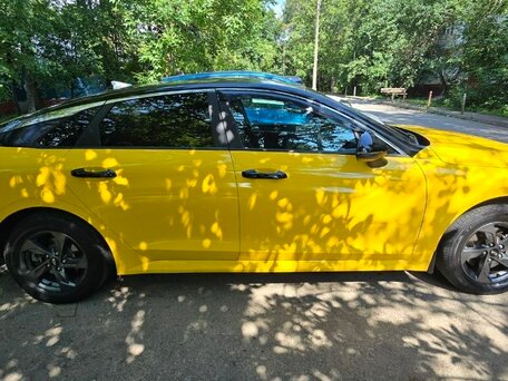 2021 Kia K5 III, жёлтый, 1700000 рублей, вид 4