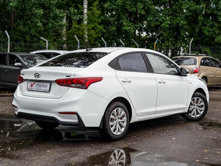 2017 Hyundai Solaris II, белый, 892000 рублей, вид 2