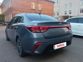 2020 Kia Rio IV, серый, 1580000 рублей, вид 2
