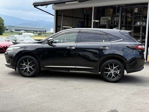 2020 Toyota Harrier III (XU60) Рестайлинг, чёрный, 2620001 рублей - вид 3