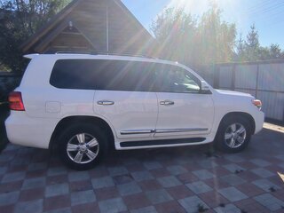 2013 Toyota Land Cruiser 200 Series Рестайлинг 1, белый, 3850000 рублей, вид 2