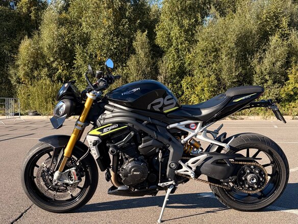 2021 Triumph Speed Triple, чёрный, 1200000 рублей - вид 4