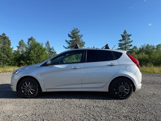 2014 Hyundai Solaris I Рестайлинг, серебристый, 850000 рублей, вид 4