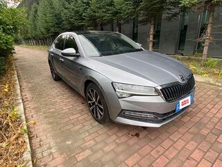 2023 Skoda Superb III Рестайлинг, серебристый, 2165000 рублей, вид 1
