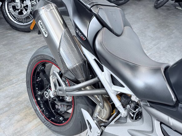 2018 Triumph Speed Triple, чёрный, 999000 рублей - вид 15