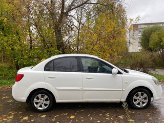 2010 Kia Rio II Рестайлинг, белый, 375000 рублей, вид 4
