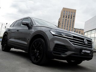 2018 Volkswagen Touareg III, серый, 3399000 рублей, вид 4