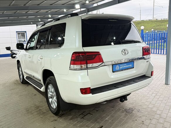 2015 Toyota Land Cruiser 200 Series Рестайлинг 2, белый - вид 2