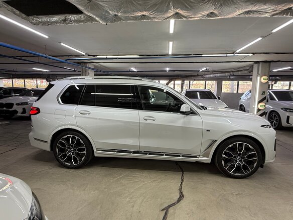 2023 BMW X7 40i I (G07) Рестайлинг, белый, 15490000 рублей - вид 4