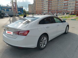2020 Chevrolet Malibu IX Рестайлинг, белый, 2000000 рублей, вид 4