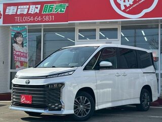 2023 Toyota Voxy IV (R90), белый, 4200000 рублей, вид 2