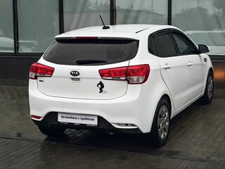 2017 Kia Rio III Рестайлинг, белый, 650000 рублей, вид 5