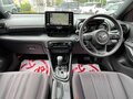 2023 Toyota Yaris IV, красный, 1073000 рублей - вид 6