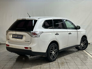 2014 Mitsubishi Outlander III Рестайлинг, белый, 1040000 рублей, вид 3