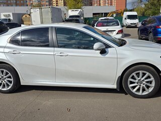 2021 Toyota Camry VIII (XV70) Рестайлинг, белый, 1950000 рублей, вид 3