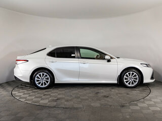 2021 Toyota Camry VIII (XV70) Рестайлинг, белый, 2799000 рублей, вид 4