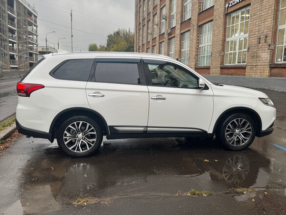 2016 Mitsubishi Outlander III Рестайлинг 2, белый, 2100000 рублей - вид 12