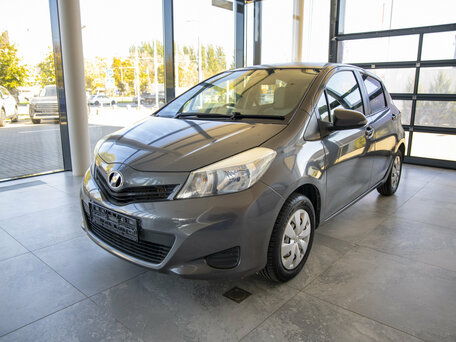 2013 Toyota Vitz III (XP130), серый, 950000 рублей, вид 3