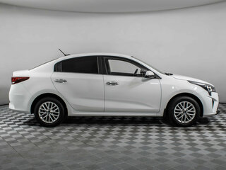 2020 Kia Rio IV Рестайлинг, белый, 1543000 рублей, вид 4